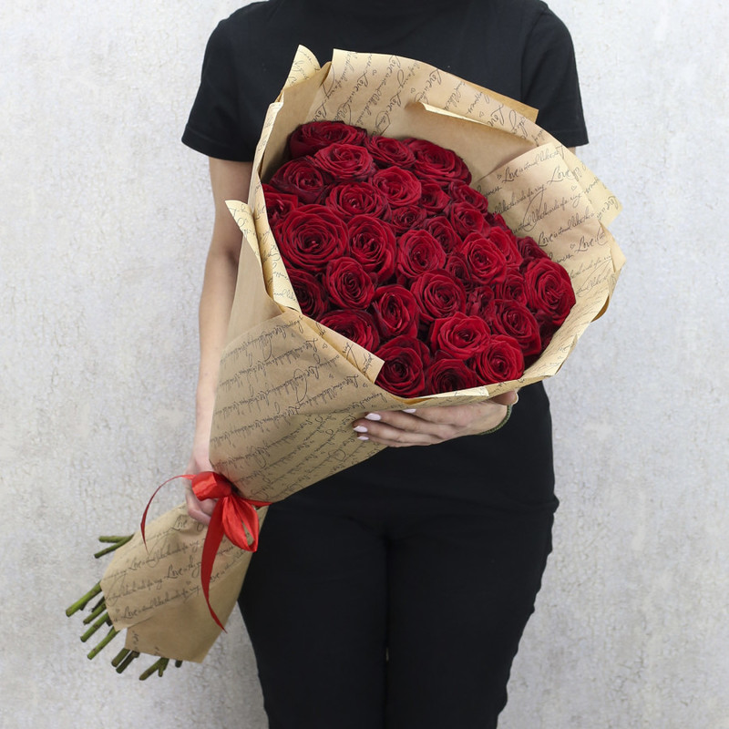 35 красных роз "Ред Наоми" 80 см в крафт бумаге, стандартный