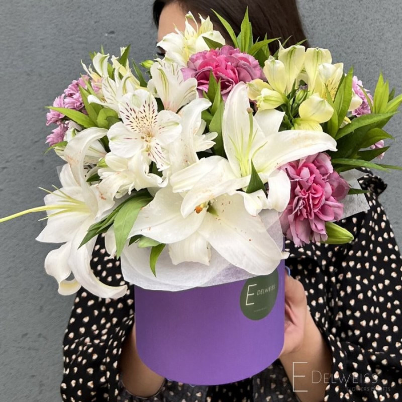 Bouquet of flowers in a box "Luxury lilies", standart