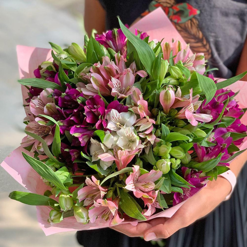 Bouquet of colorful alstroemerias, standart