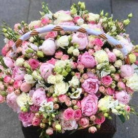 Chic basket with flowers