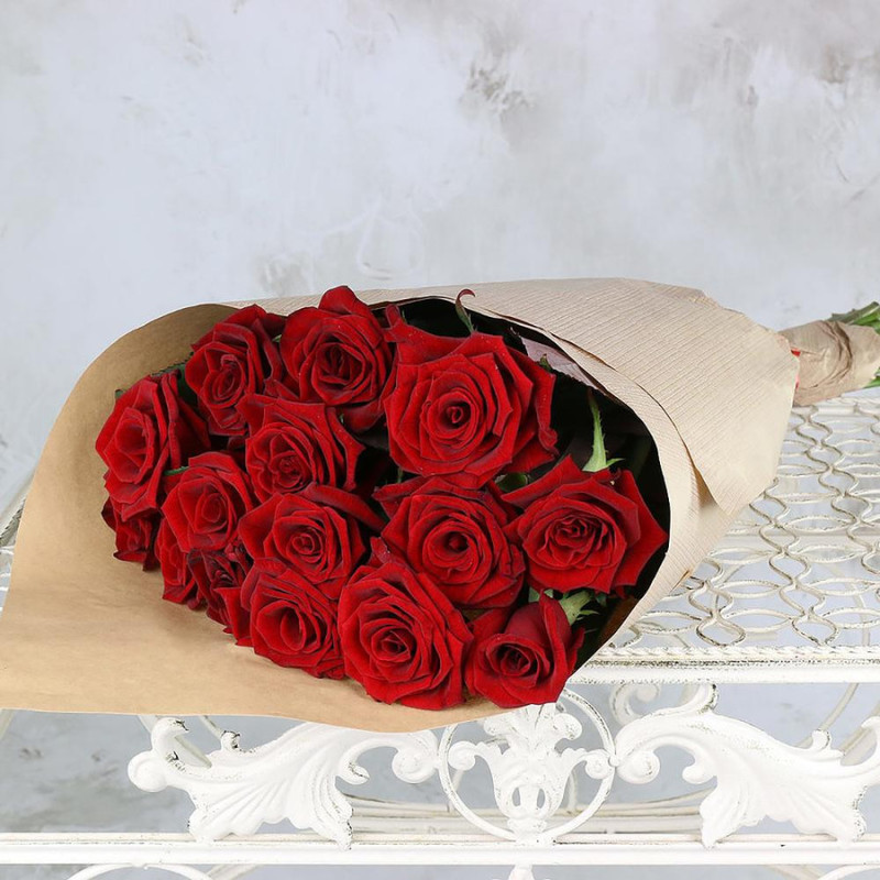 Букет из 15 красных роз в крафт-упаковке, стандартный