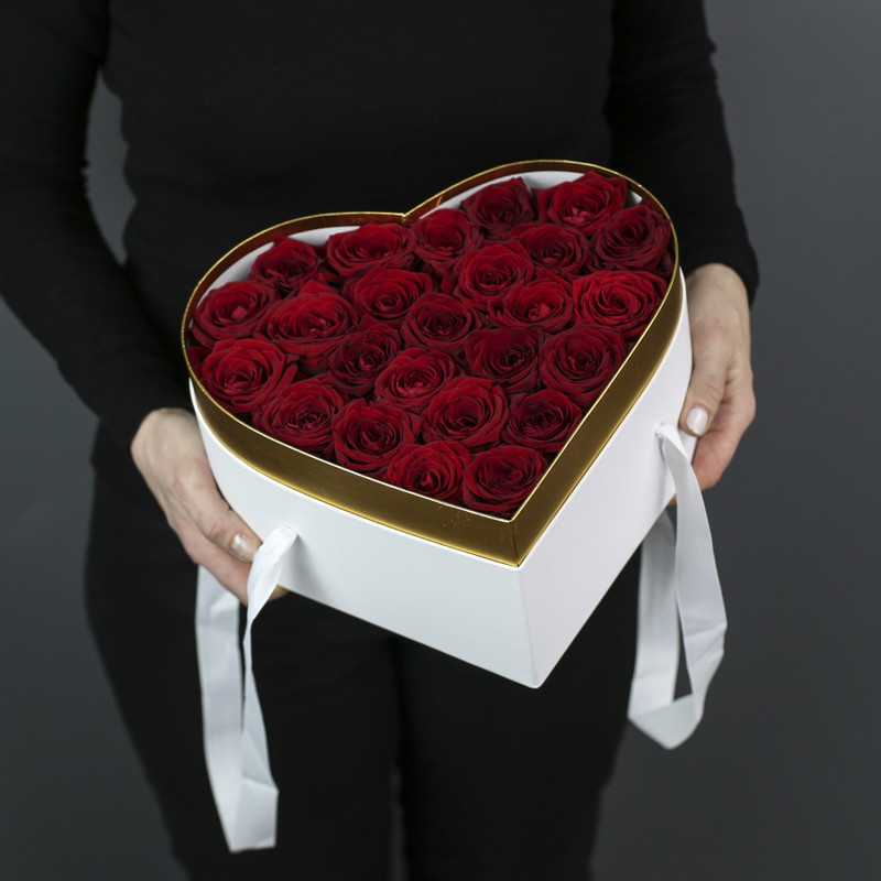 25 красных роз в белой коробке в виде сердца, стандартный