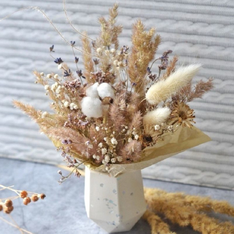 Vase with dried flowers, standart
