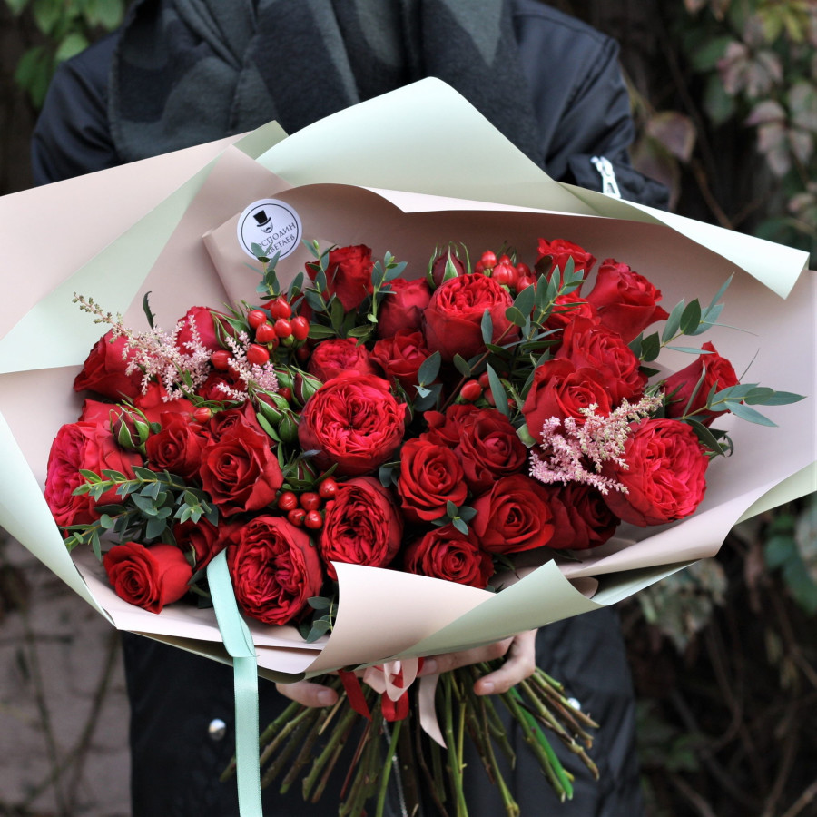 Стильный букет из красных роз