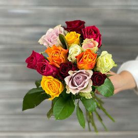 Букет из разноцветных роз с лентой 40 см