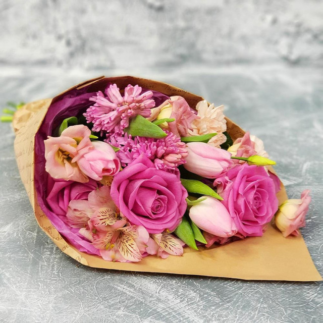 Стильный букет из роз, тюльпанов и лизиантуса, стандартный