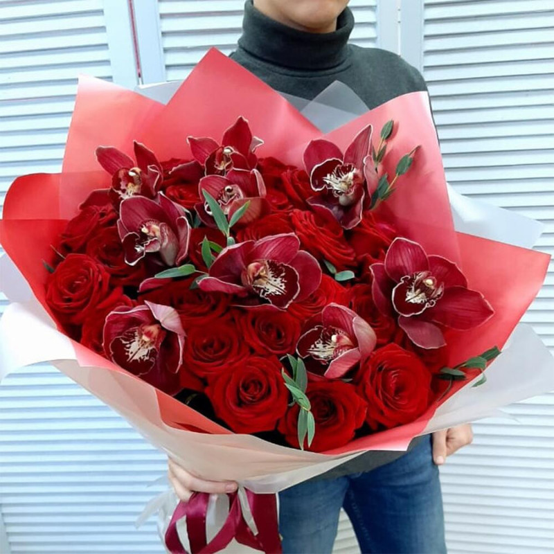 Букет с красными розами и орхидеями "Примадонна", стандартный