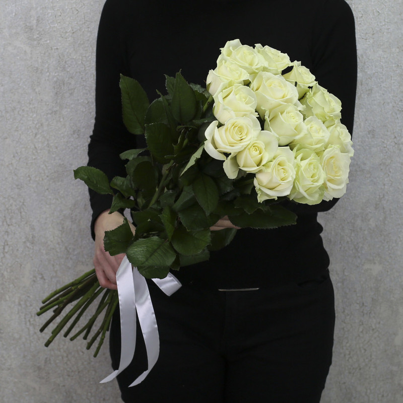 15 белых роз "Аваланч" 80 см, стандартный