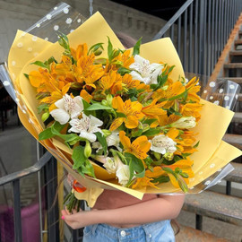 Bouquet of 9 alstroemeria mix in designer decoration 40 cm