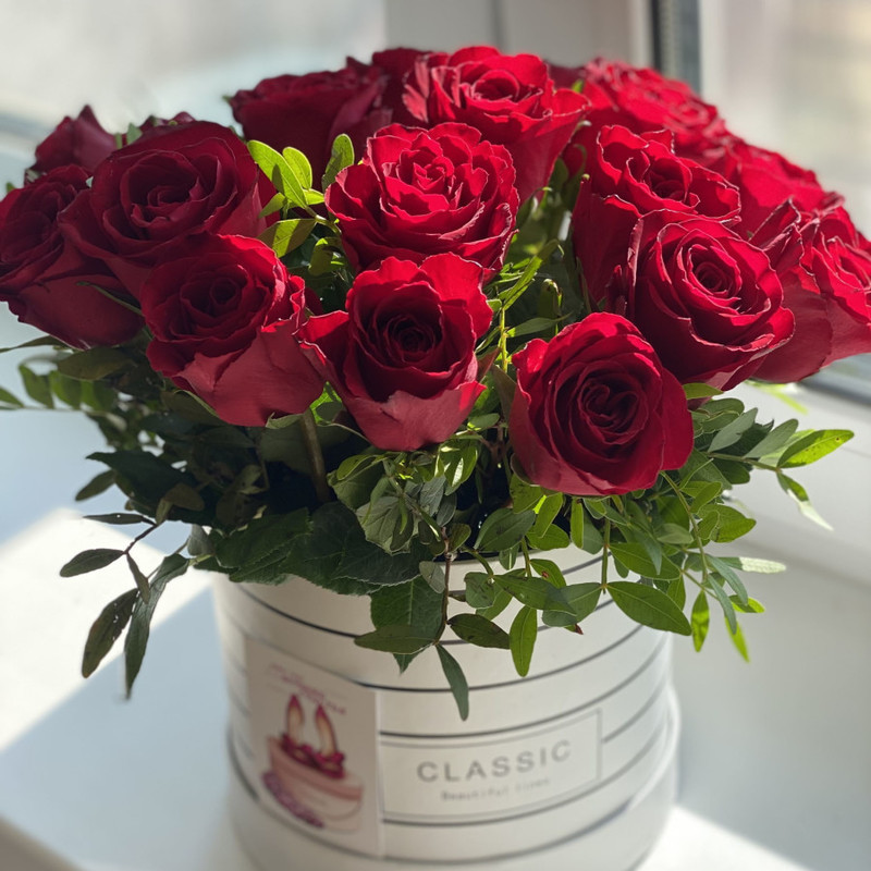 19 scarlet roses with greenery in a hat box, standart