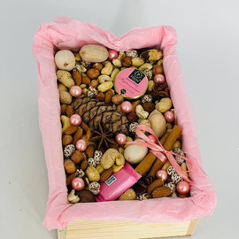 Gift set of mixed nuts and honey