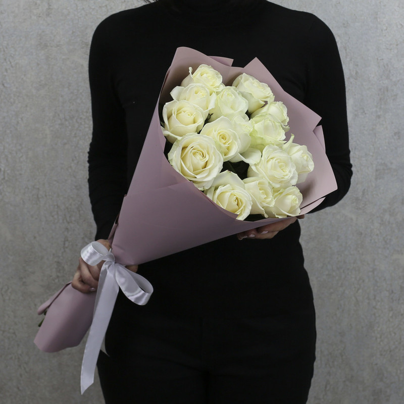 15 белых роз "Аваланч" 60 см в дизайнерской упаковке, стандартный