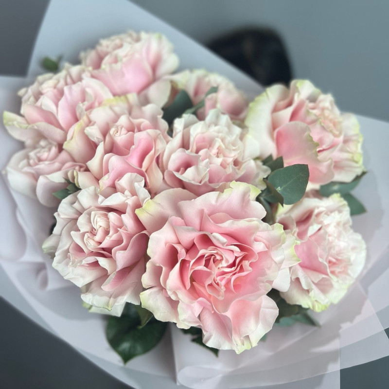 Bouquet of delicate inverted roses, standart