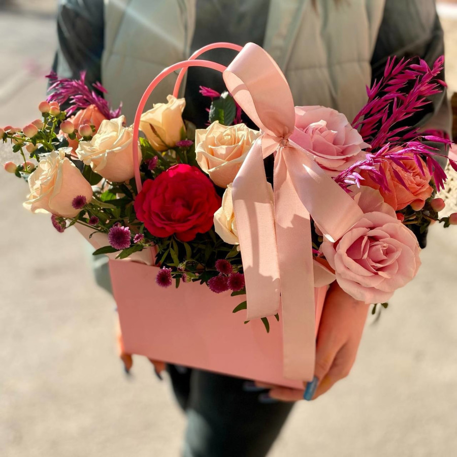Roses in a bag, vendor code: 333082630, hand-delivered to Samara