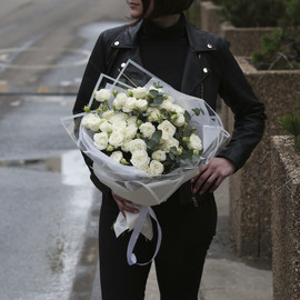 Букет цветов из 9 белых кустовых роз Мисс Бомбастик с эвкалиптом