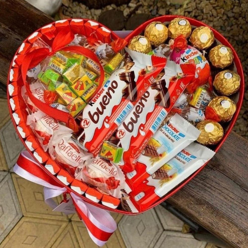 Купить сладкие подарки сердца из киндеров и конфет недорого с доставкой по Москве и МО от Лакрес.