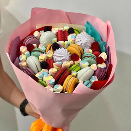 Bouquet of marshmallows and macaroons