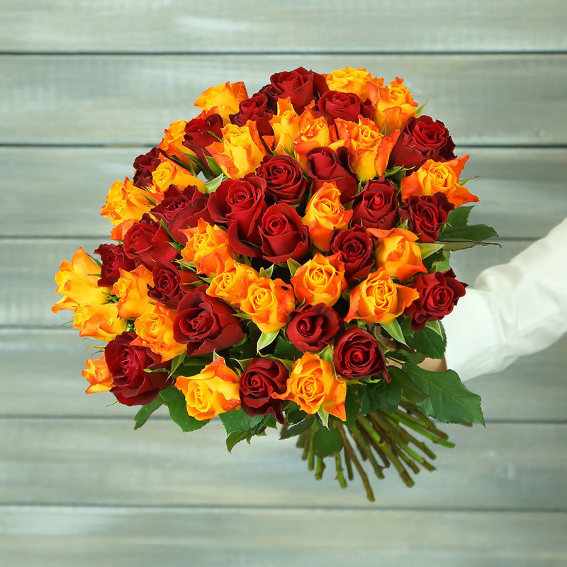Букет из оранжевой и красной розы 40 см, стандартный