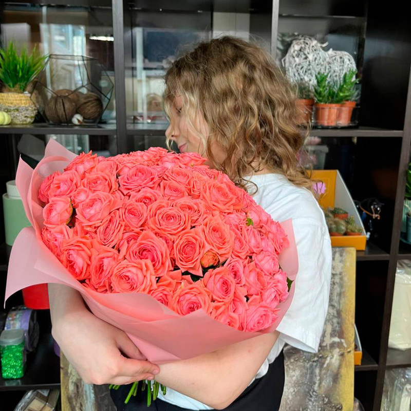 Bouquet of coral spray roses Favorite, standart