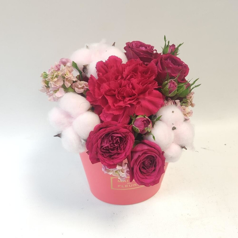 Зефирка "Малиновая свежесть", в коралловый коробке с малиной пионовидной розой и диантусом, стандартный