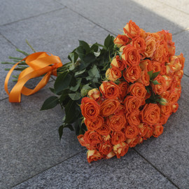 Букет из 21 кустовой оранжевой розы «Кинг Баблс»