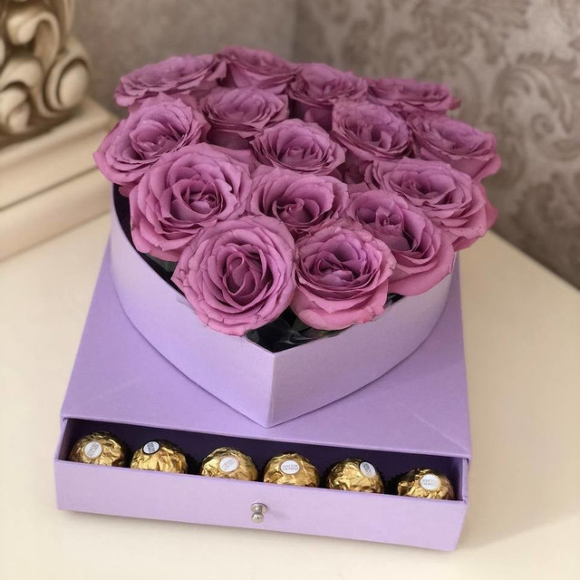 Коробка сюрприз с розами и конфетами, стандартный