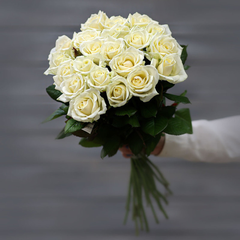 Букет из белой розы (Россия) с лентой 60 см, мини