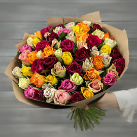 Букет из 51 разноцветной розы 40 см в крафте