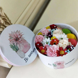 Цветы в шляпной коробке с макарони