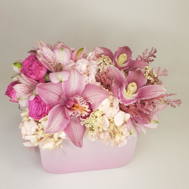 Коробка пастельно розовая с орхидеей и гортензиец