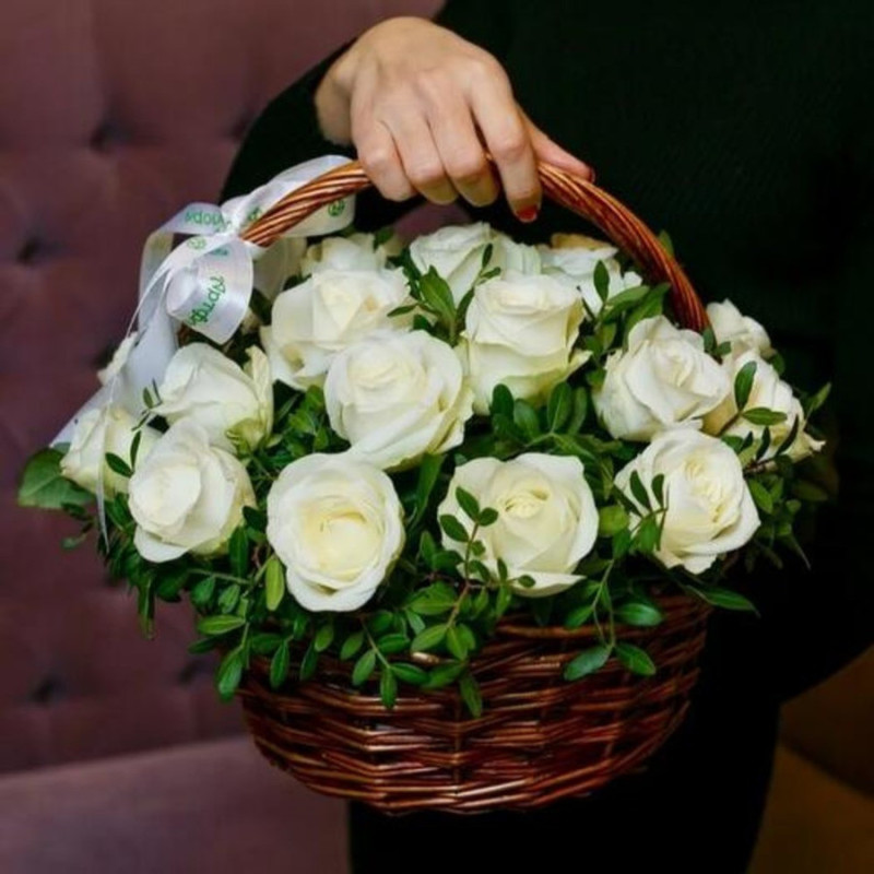 25 white roses in a basket, standart