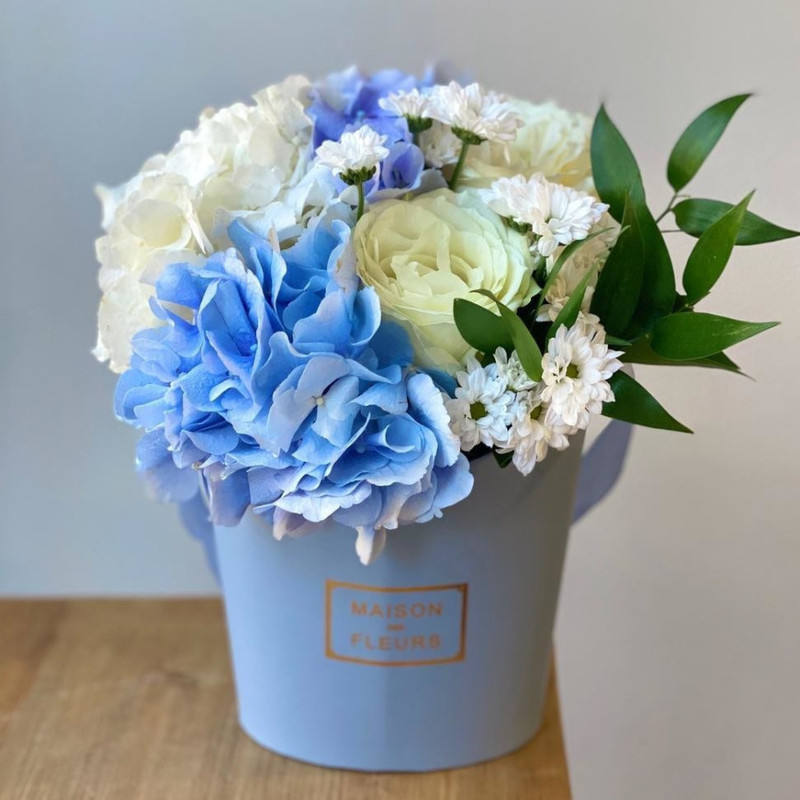 Blue marshmallow with hydrangea and Avalange rose, standart