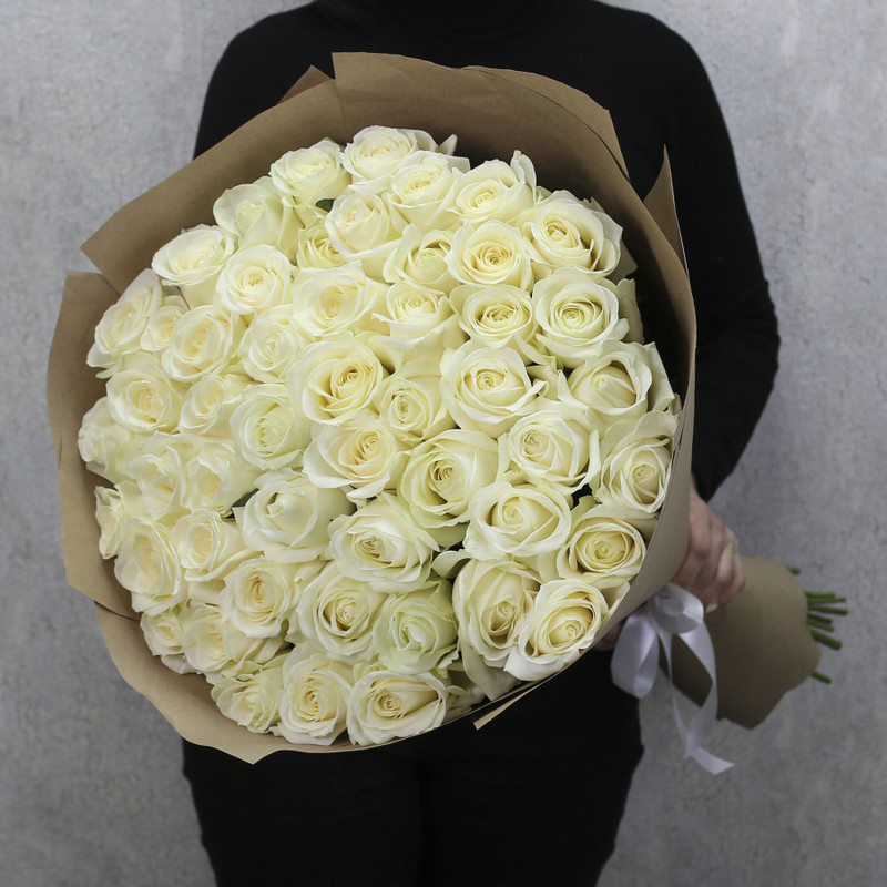 51 белая роза "Аваланч" 80 см в крафт бумаге, стандартный