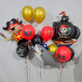 Composition of balloons with a pirate