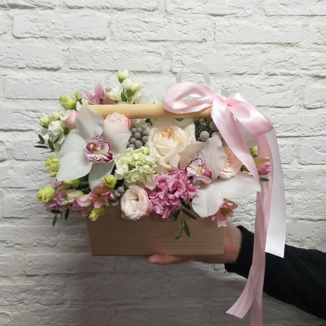 Цветочная композиция в ящике с орхидеей и пионовидной розой, стандартный