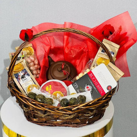 Tea basket with sweets