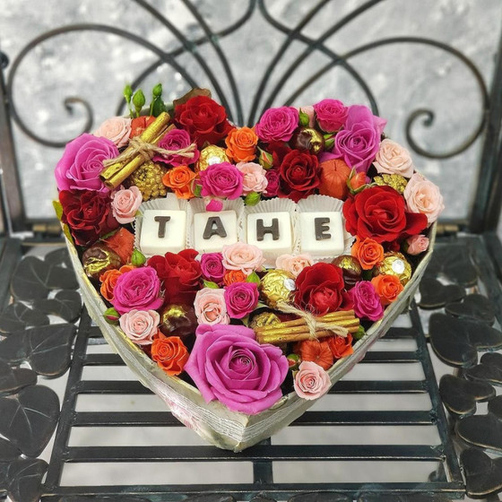 Композиция из кустовых роз с шоколадными буквами Тане