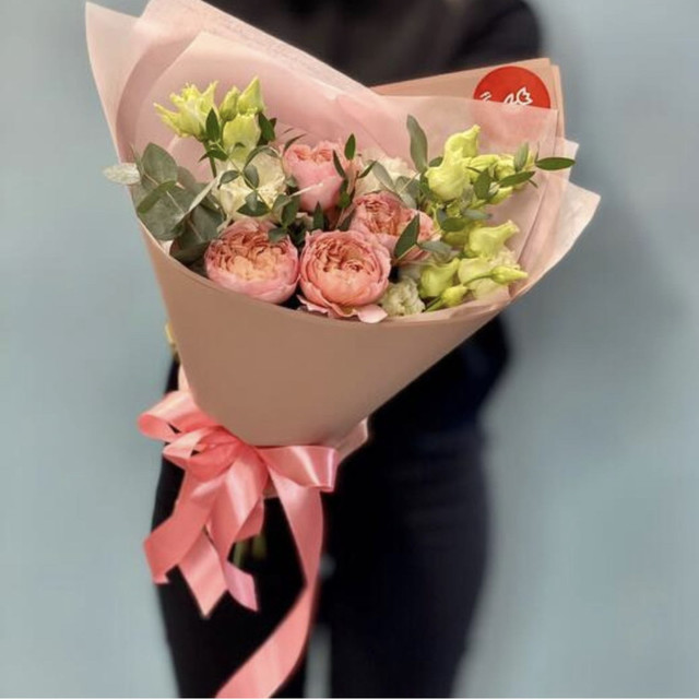 Букет комплимент с пионовидной розой , лизиантусом   и веточками эвкалипта в стильной упаковке, стандартный