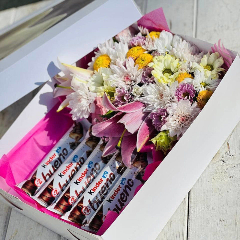 Sweet gift with flowers in a box, standart