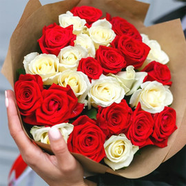 Букет из красных и белых роз "Ты и я !"