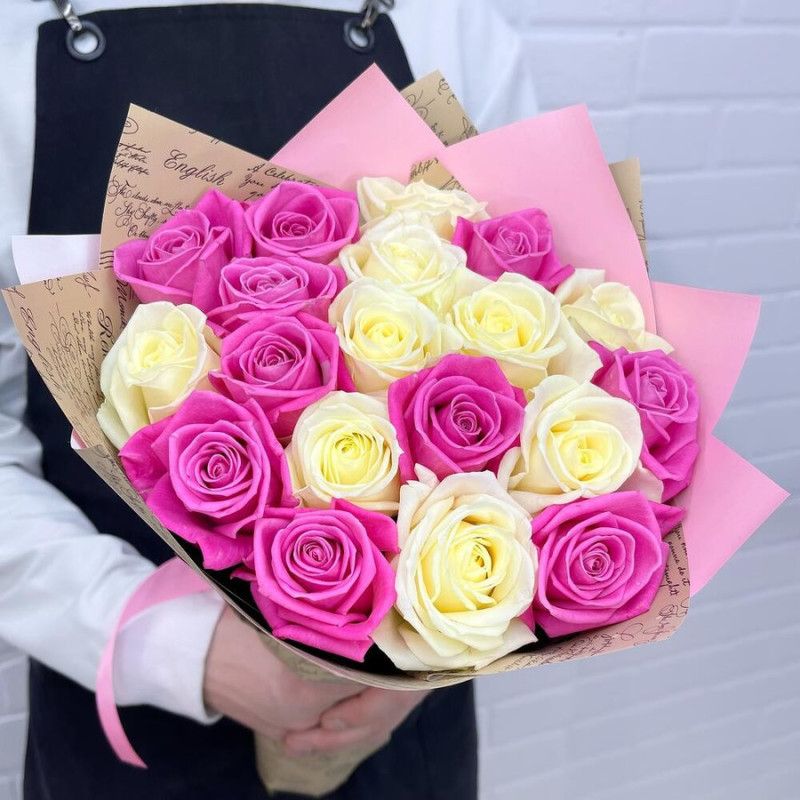 Букет из 19 белых и розовых роз в дизайнерском оформлении 50 см, стандартный