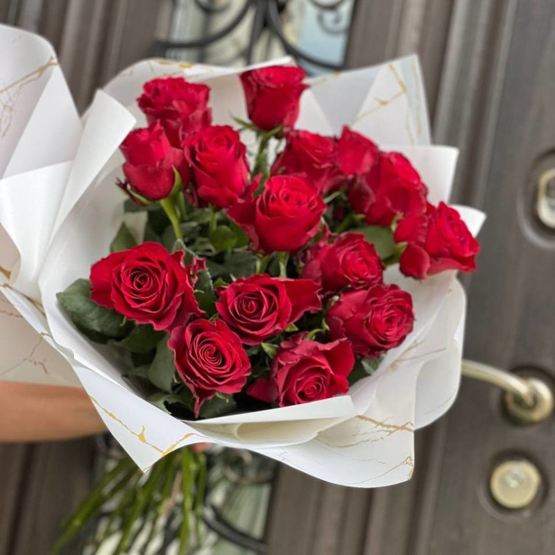 Bouquet of scarlet roses, standart