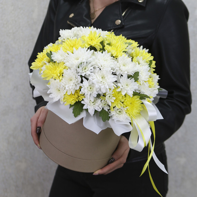 Белые и желтые кустовые хризантемы в крафтовой коробке "Сорренто", стандартный