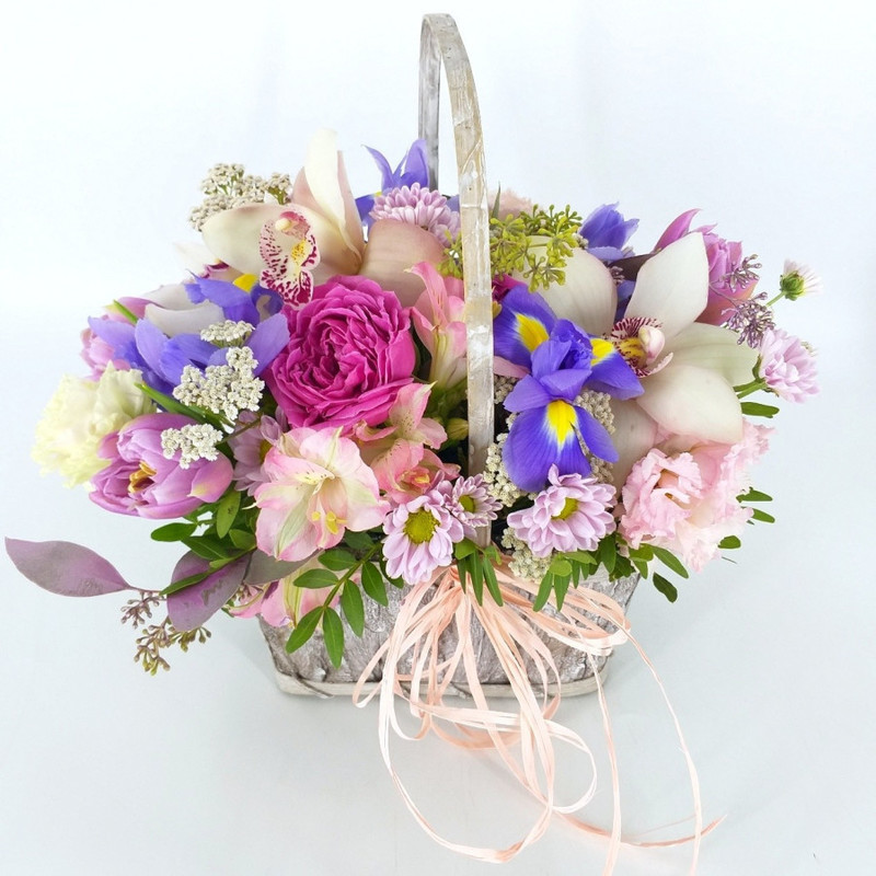 Flower arrangement in the basket "Attraction", standart