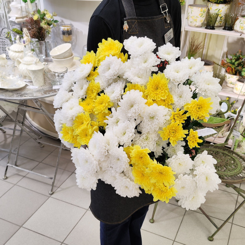 Bouquet of 11 white and yellow spray chrysanthemums, standart