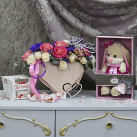Комбо-набор: Ящик с цветами «Обворожительная леди», Заяц в коробке, Конфеты Рафаэлло