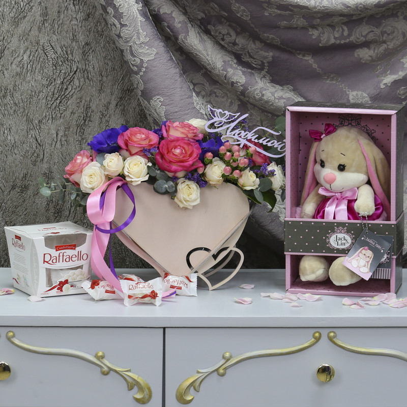 Комбо-набор: Ящик с цветами «Обворожительная леди», Заяц в коробке, Конфеты Рафаэлло, стандартный