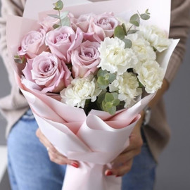 Букет "Лавандовые розы с белым диантусом в упаковке"