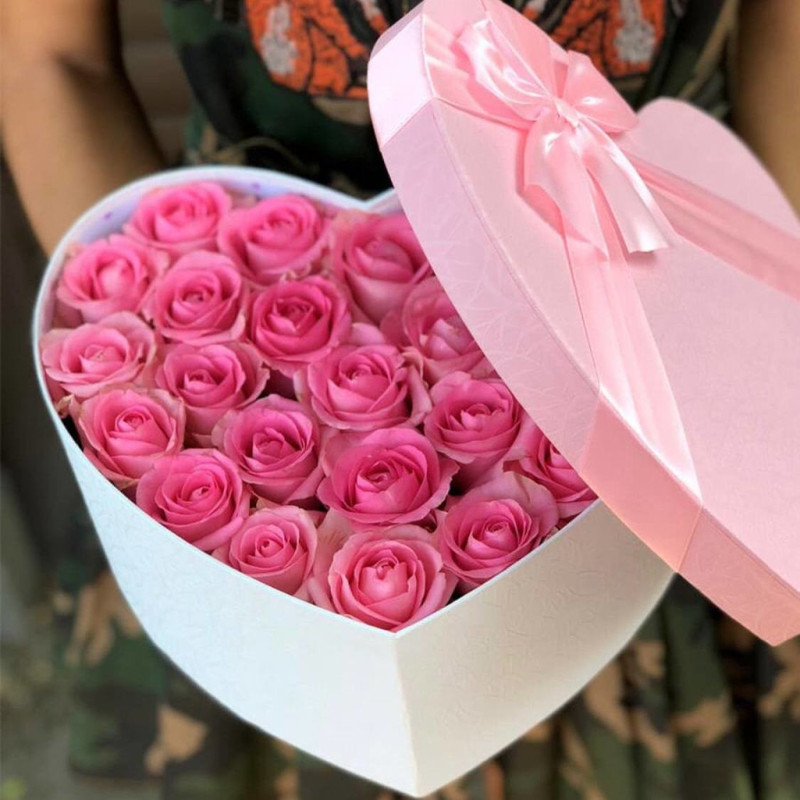 Розовые розы в коробке сердце, стандартный