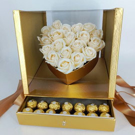 Панорамная коробка сюрприз с мыльными розами и конфетами Ферреро Роше